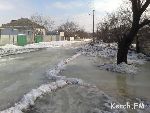 Новости » Коммуналка: В Керчи на ул. Братьев  Хрони порыв водопровода: люди прыгают через заборы